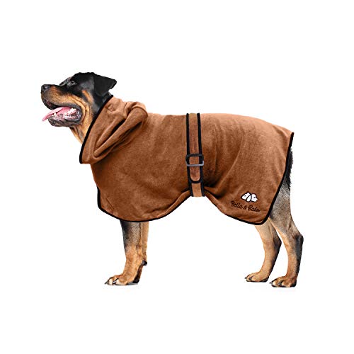 Bella & Balu Hundebademantel aus Mikrofaser + Pfotentuch – Saugfähiger Hunde Bademantel zum Trocknen nach dem Baden, Schwimmen oder Spaziergang im Regen (L | Braun)
