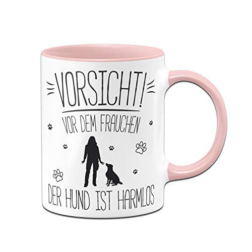 Tassenbrennerei Hunde-Tasse mit Spruch Vorischt vor dem Frauchen - Der Hund ist harmlos - Geschenk für Hundebsitzer, Hundeliebhaber - Spülmaschinenfest (Rosa)
